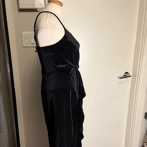 Elegant Black Velvet Wrap Bodycon Dress - Picture 5 of 9